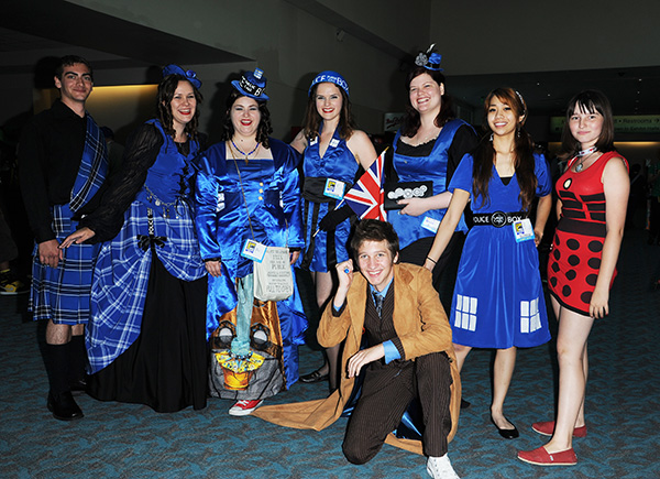 2013 年动漫展上的 TARDIS 和《神秘博士》主题角色扮演者队伍。摄影：Jody Cortes © 2013 SDCC